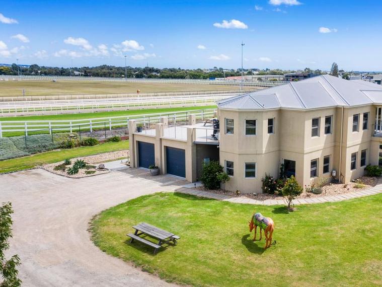mornington-racecourse:-house-next-to-horseracing-track-for-sale