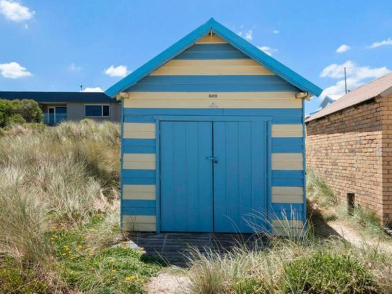 elizabeth-flann:-author’s-edithvale-boat-shed-for-sale